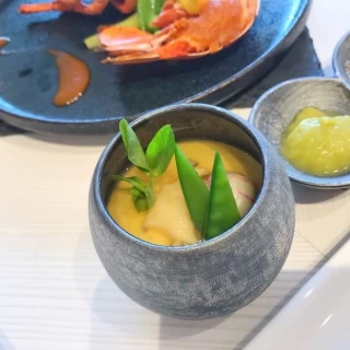 てまりの生麩・アワビがのっている茶碗蒸しです。