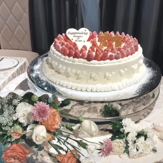 ケーキは1段ですが、装花もあるのでボリュームもあります。