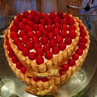 いちごがたっぷりの二段ケーキ