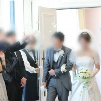 挙式の後のフラワーシャワーの瞬間です。