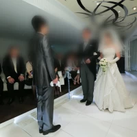チャペルの中央で新婦父が新婦を新郎に託します。