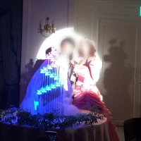 二人が異なる色の発光性の液体を注ぎ入れるという演出で、とても