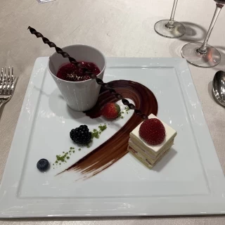 デザートプレートにウェディングケーキが乗っていました。