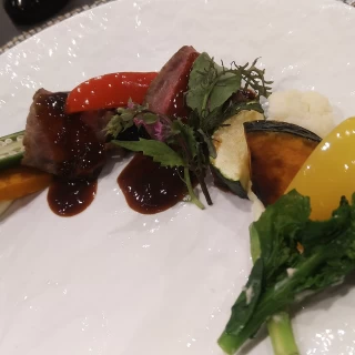 おしゃれな盛り付け。肉は少なめなので女性向けな気もします。