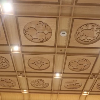 披露宴会場の天井です。見上げても美しいです。