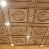 披露宴会場の天井です。見上げても美しいです。