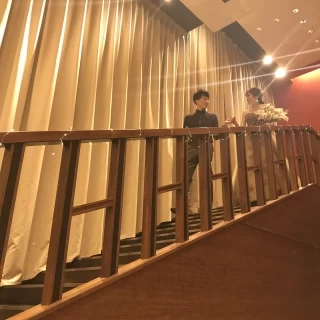 長い階段がありムーディーな演出