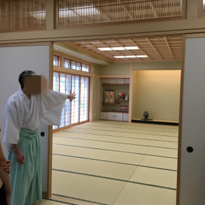 もう一間あり、雨天時の集合写真を撮影する部屋のようです。|527067さんの赤坂 氷川神社の写真(742959)