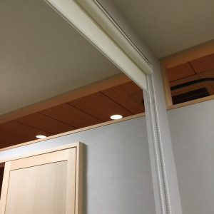 お支度部屋はロールカーテンで仕切れるそうです。|527067さんの赤坂 氷川神社の写真(742964)