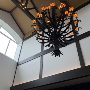 待ち合いの天井には、すてきな照明が。|527195さんのフォレストヒルズガーデン(広島エアポートホテル)の写真(939262)