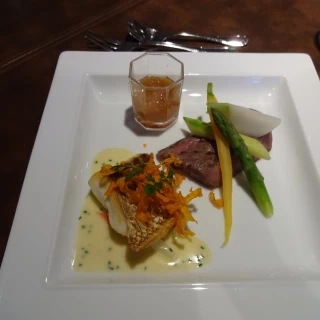 メインの肉料理と魚（鯛）料理。