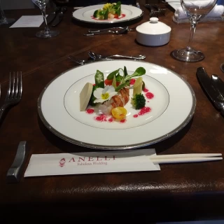お箸で食べられます。