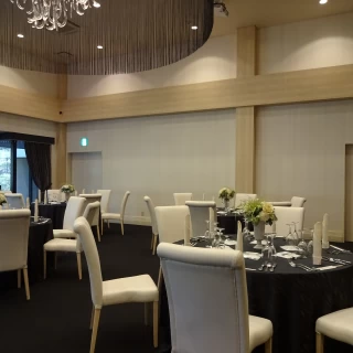 スクリーンのある会場。