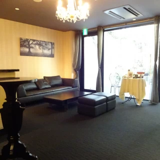 披露宴会場内にロビーがある。