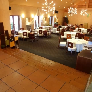 2階席のある披露宴会場。