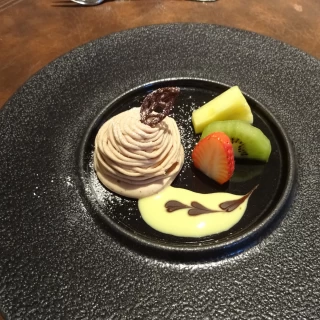 デザートのフルーツとモンブラン。