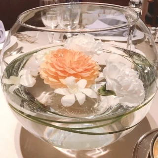 お花やさんと花を入れる器など相談します。