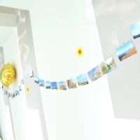 思い出の写真を廊下に飾った