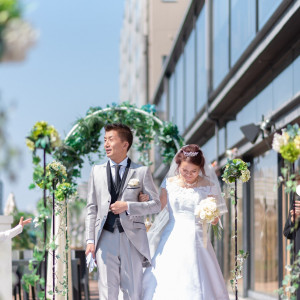 テラスでの人前式、青空の下とても開放的でした。|527354さんの8G Horie RiverTerrace Weddingの写真(750748)