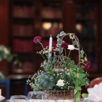 ゲストテーブル装花。グリーンと籠でボリュームアップ