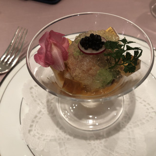 なめらかな人参のフランと海の幸のジュレ仕立て
キャビア添え