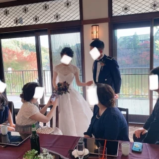片側はガラス張りの窓から奈良ホテルと紅葉の庭が見えます。