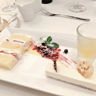 ウェディングケーキとデザートプレート
