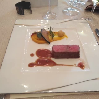 メインディッシュのお肉。