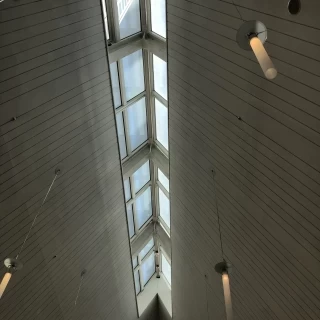 チャペル内の天井のガラス窓。