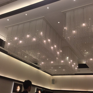 披露宴会場の天井の綺麗なクリスタルライト