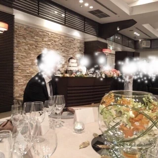 SUNLIGHTという披露宴会場。テーブルのお花が素敵。