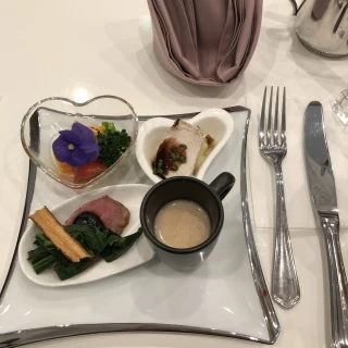 料理のプレート。ナフキンのアレンジが素敵