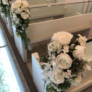 挙式会場の椅子。木製なので固め。