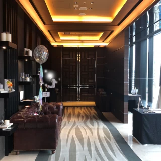 披露宴会場前。ここも装飾できるそう。