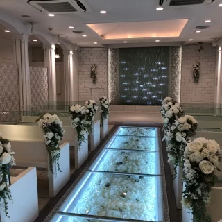 全体。最大50人入るそう。奥に水が流れている。