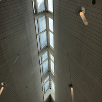 チャペル内の天井のガラス窓。