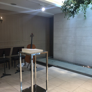 ビオラとハープの生演奏ができます。奥には泉が流れています。|527508さんのチャペル テンケイ アンドマリー（品川プリンスホテル内）の写真(746502)