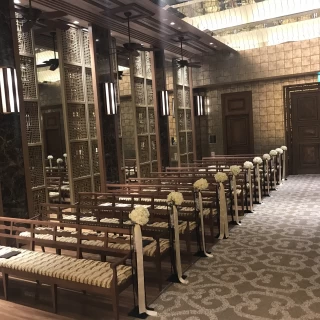 細部までこだわりの詰まったチャペル。クッション付きの座席で◎