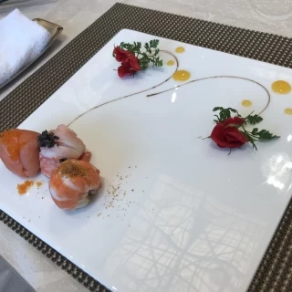手まり寿司、お箸で食べられるのもポイント高い