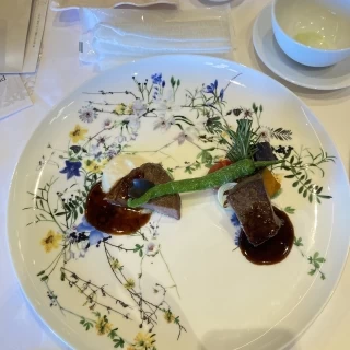 牛フィレ肉。ソースがお上品です。