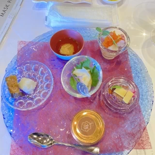 前菜です。左がフォアグラ寿司。美味しかったです。