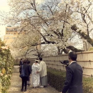 挙式前の公園内での撮影にて。
