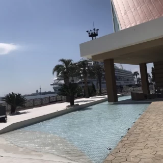 チャペルの前はプール