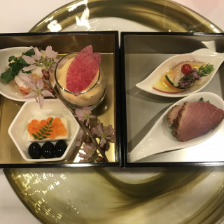 最初の一品
お重になっています。