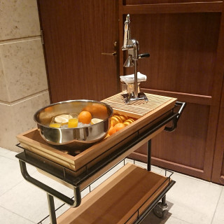 生搾りのオレンジとグレープフルーツジュースのワゴン