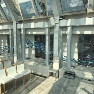 チャペルの横です