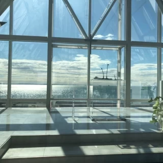奥には海が見えます