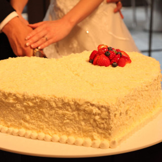 ケーキ入刀の際のケーキです。友人が撮ってくれました。