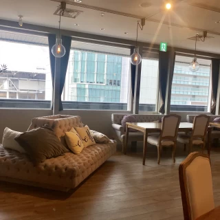 大っきな窓とソファがあります