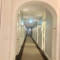 ホテルの様な雰囲気の廊下